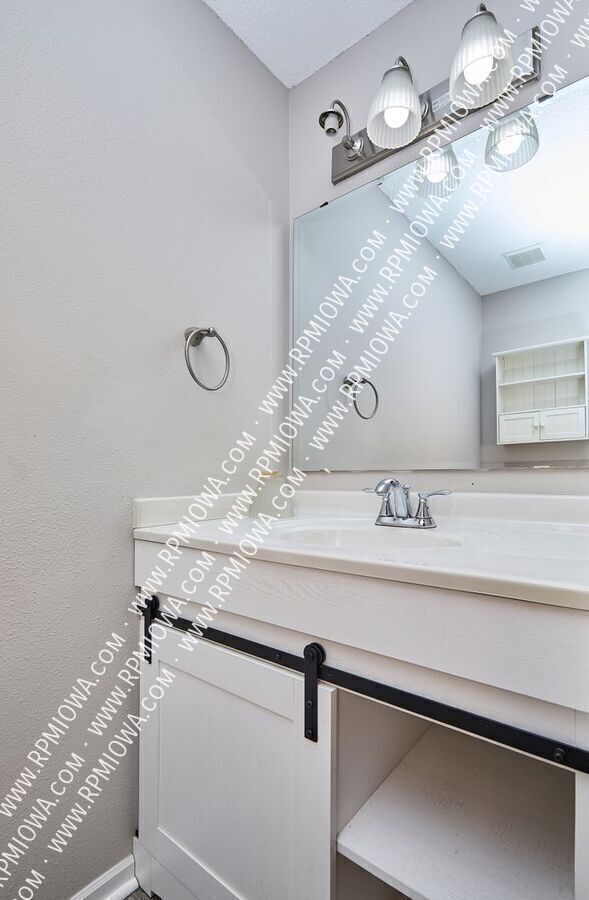 Building Photo - 1913 NW Pleasant St