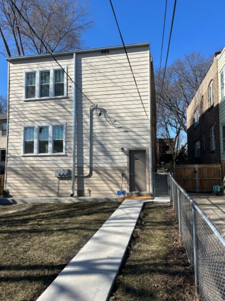 Building Photo - 6321 N Hermitage Ave