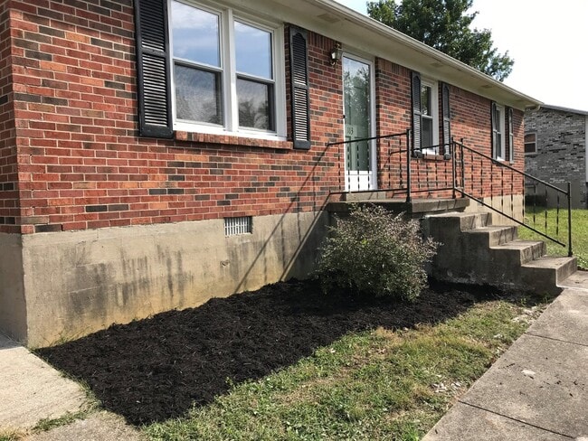 Building Photo - Move In Ready 3 Bedroom Brick Home