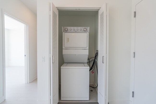 Building Photo - 1035 W Van Buren St