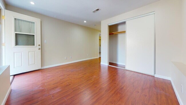 Building Photo - "Charming 4-Bed, 4-Bath Oasis in San Francisco with 1,963 Sq Ft of Comfort!"