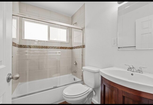 Building Photo - 118 Montrose Ct