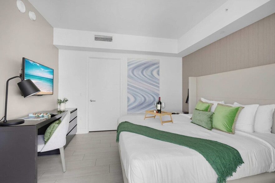 Building Photo - 4010 S Ocean Dr