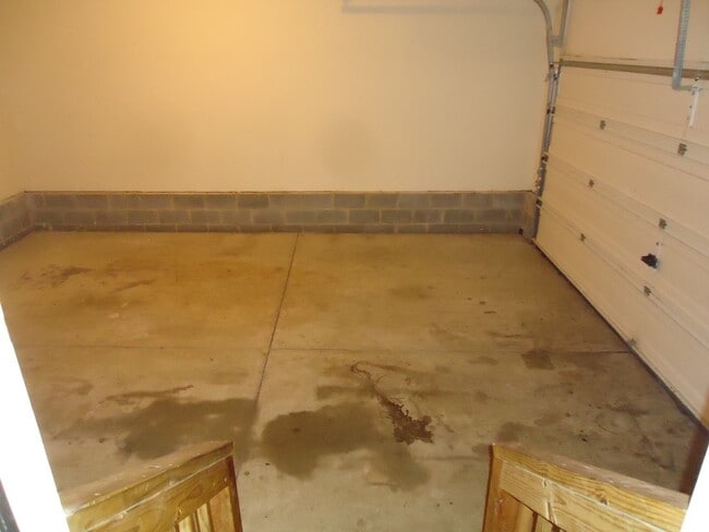 Building Photo - 2203 Oak Stream Ln