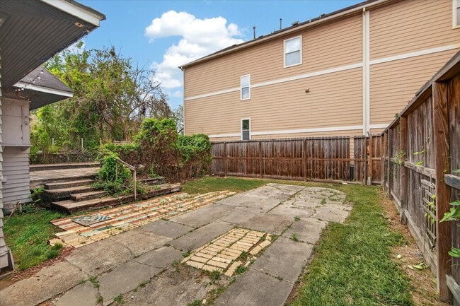 Building Photo - 1607 Holman St