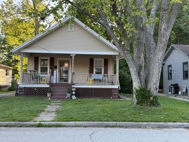 Building Photo - 2 Bed / 1 Bath Main Floor Apartment for Rent – Great Cincinnati Location!