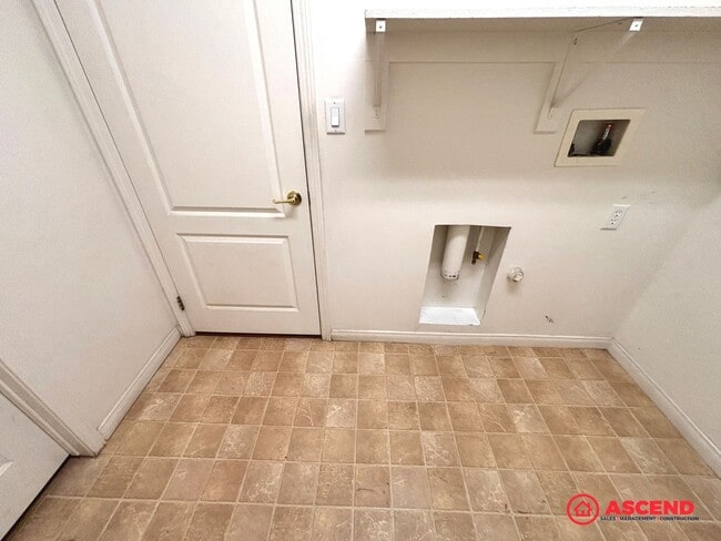 Building Photo - Lovely 5 Bedroom Home In River Oaks Area!