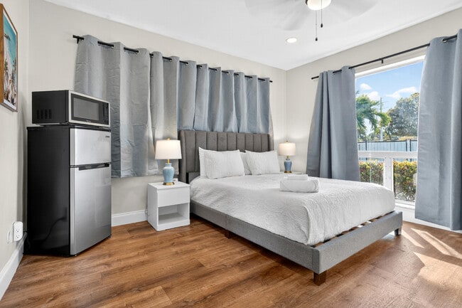 Building Photo - 1761 NE 55th St