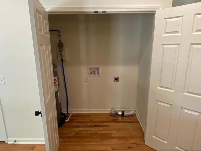 Building Photo - 610