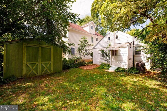 Building Photo - 4851 Crescent St