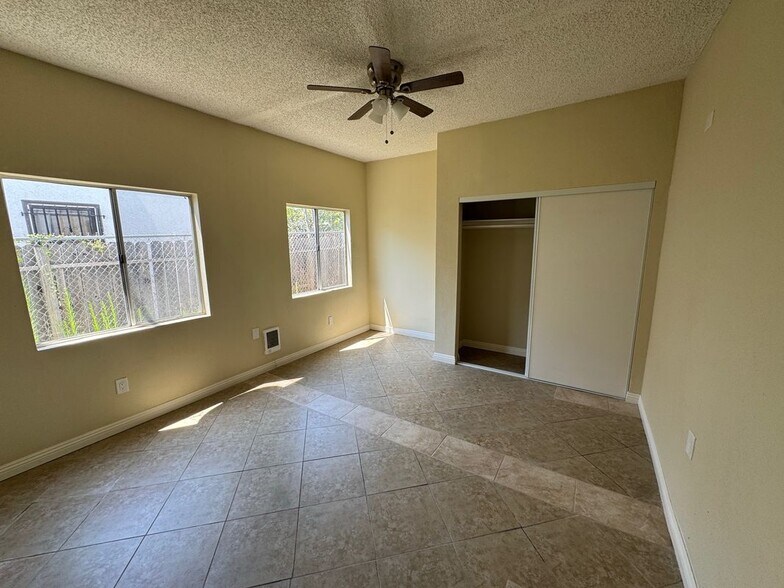 Building Photo - 1915 Cedar Ave