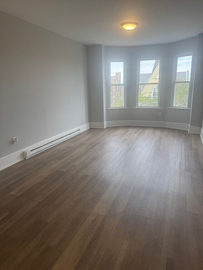 Building Photo - Recently Renovated 1 Bedroom Apartment -- ...