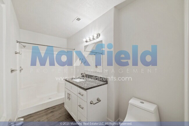Building Photo - Upstairs Unit -3BD 2BA Unit Near Costco and High School