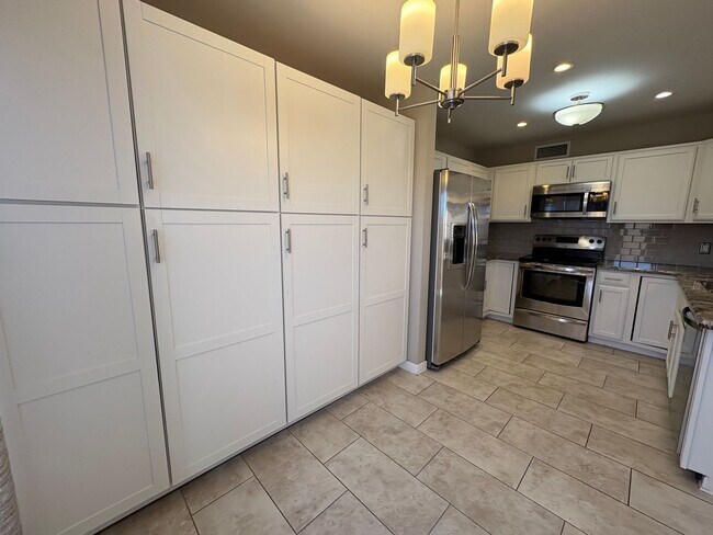 Building Photo - 2Bed/2Bath Townhouse in North Scottsdale! Ready for Immediate Move-In! -- 2 CAR GARAGE!