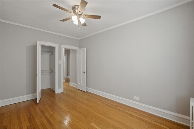 Building Photo - 1725 W Thorndale Ave