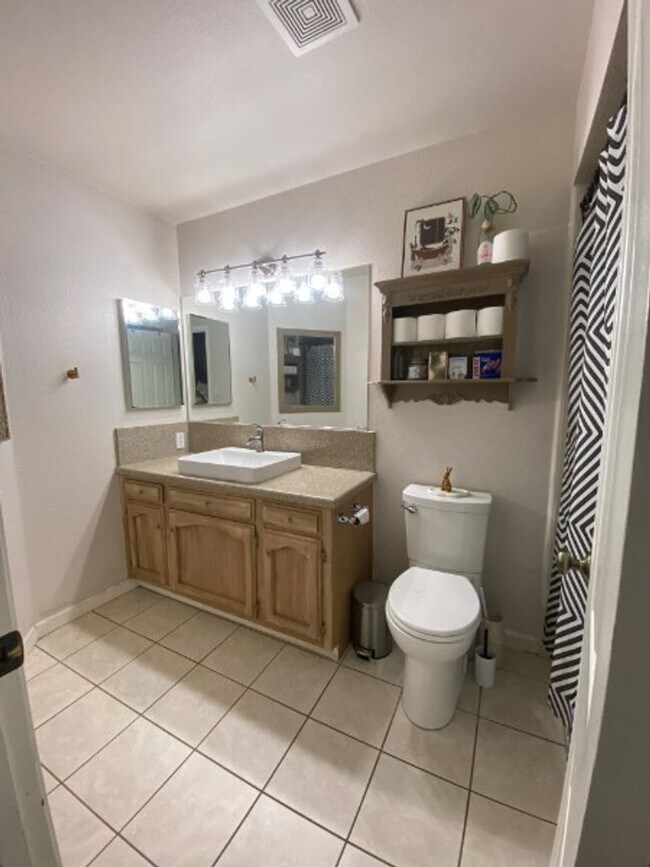 Building Photo - Beautiful Four Bedroom Home in Olive Estates