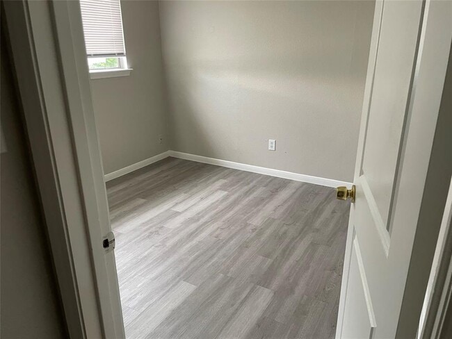 Building Photo - 106 E Austin Ave