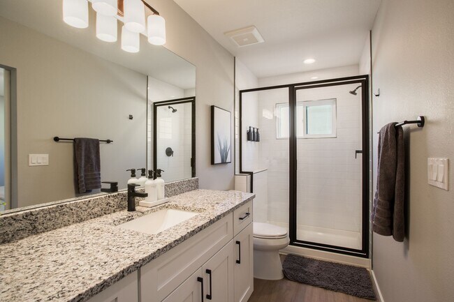 Building Photo - GREAT NEWER TOWNHOME DOWNTOWN!!!!!!