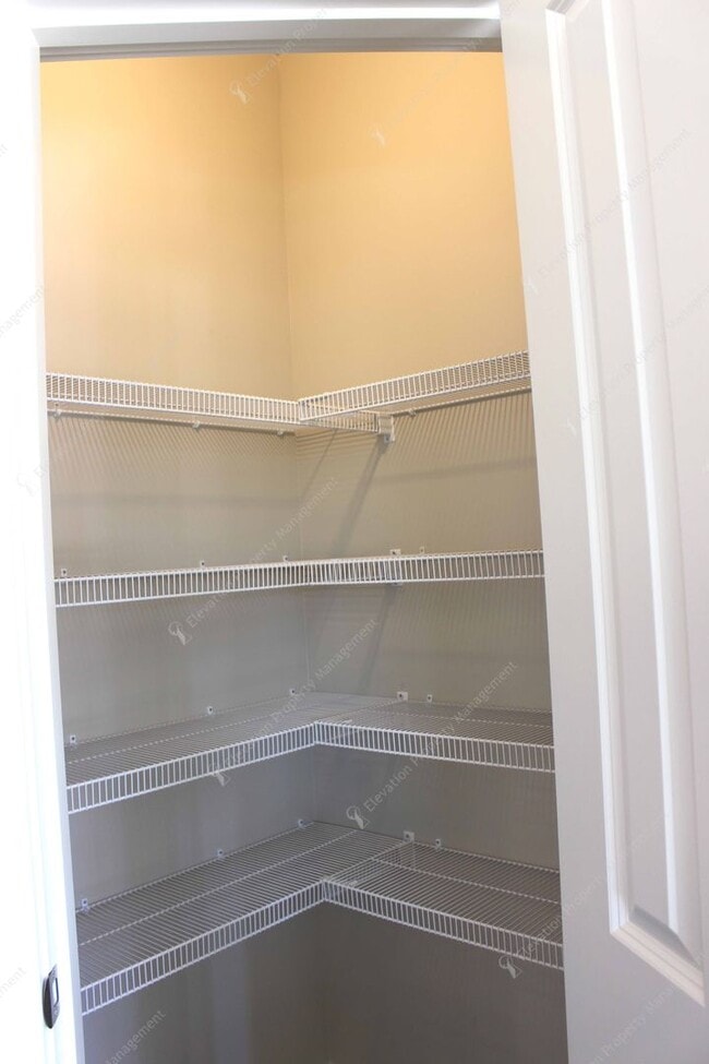 Building Photo - 3 BR home in Northwest Redmond w/ Mountain Views