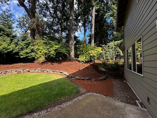 Building Photo - Beautiful 4-Bedroom Home in the Hills of W...