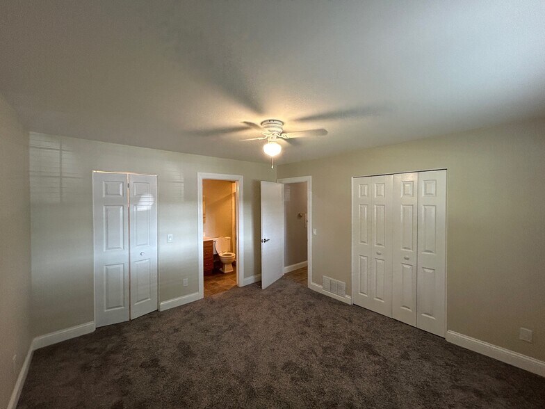 Building Photo - 683 E Fox Hills Dr