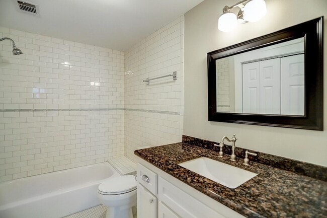 Building Photo - 1021 Louise St