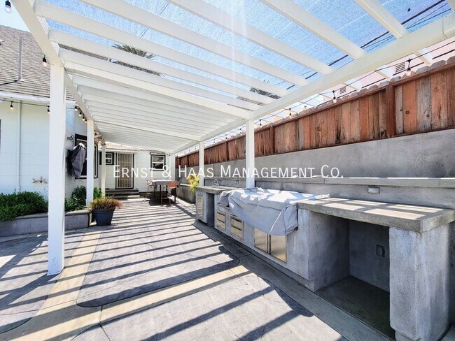 Building Photo - Historic 5-Bedroom, 4-Bath Home with Moder...