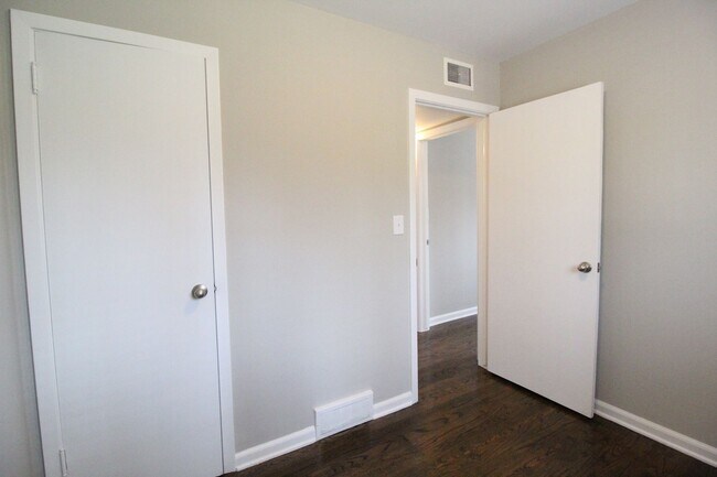 Building Photo - 3 Bedroom 1 Bath Home In Overland Park