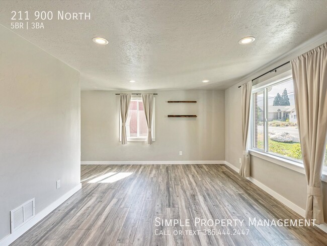 Building Photo - 211 900 N