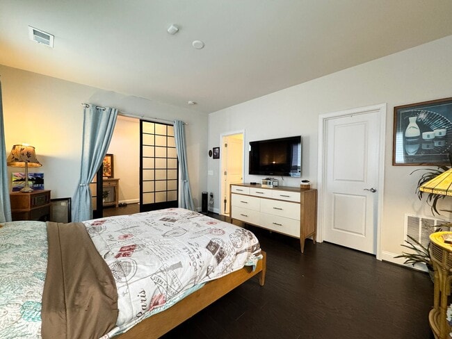 Building Photo - Fantastic 4 Bed 3.5 Bath End Unit Townhome In Potomac Shores Town Center