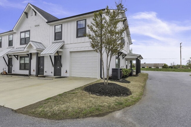 Building Photo - Charming 3-Bed, 2.5-Bath Townhouse Gem in Travelers Rest