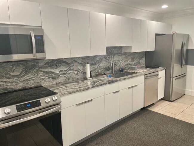 Building Photo - 140 NE 19th Ct