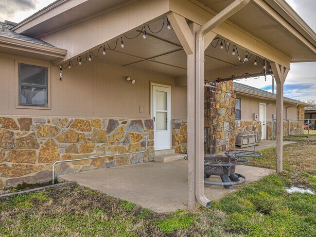 Building Photo - Beautiful 3 bedroom home in the heart of Coweta!