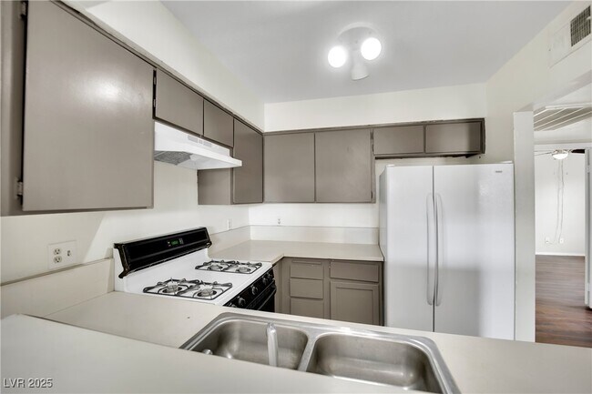 Building Photo - 1417 Hialeah Dr