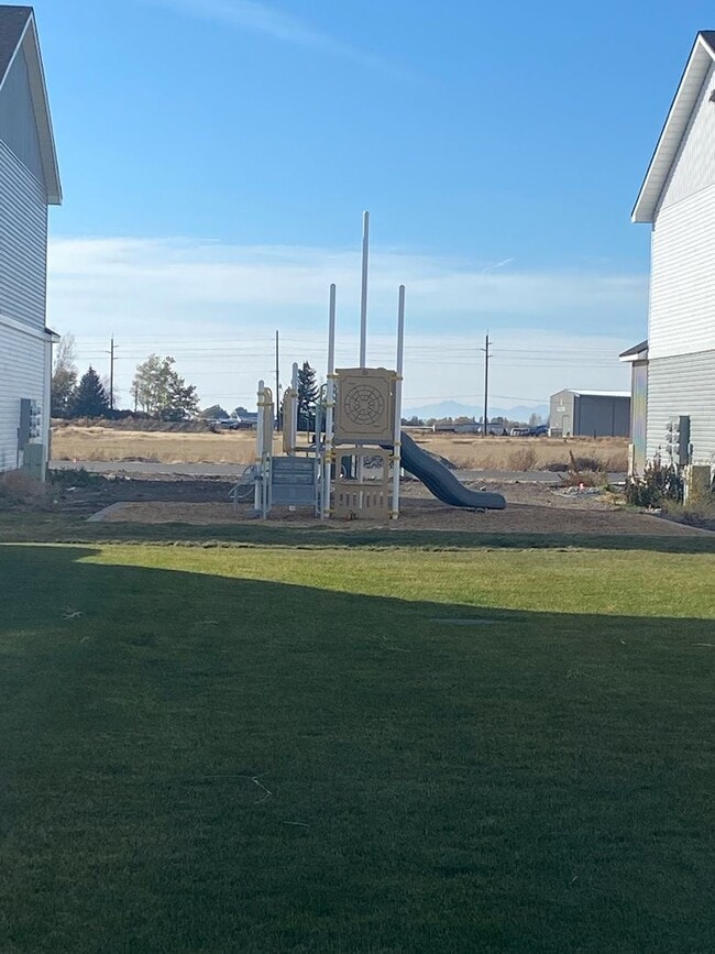Building Photo - Huckleberry Townhomes