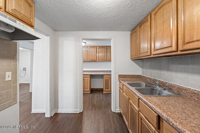 Building Photo - 1424 W 9th St