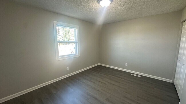 Building Photo - 104 Walnut Crest Dr