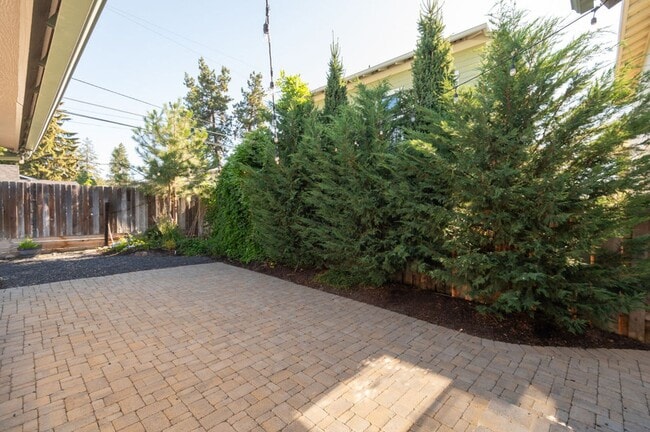 Building Photo - Quintessential Bend Living - 3 Bed | 2 Bat...