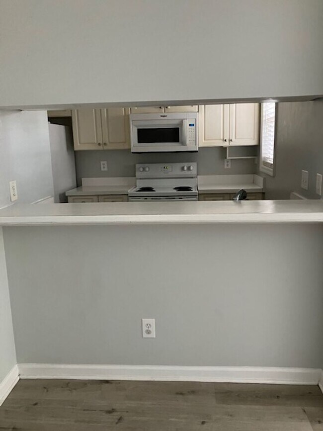 Building Photo - 719-I