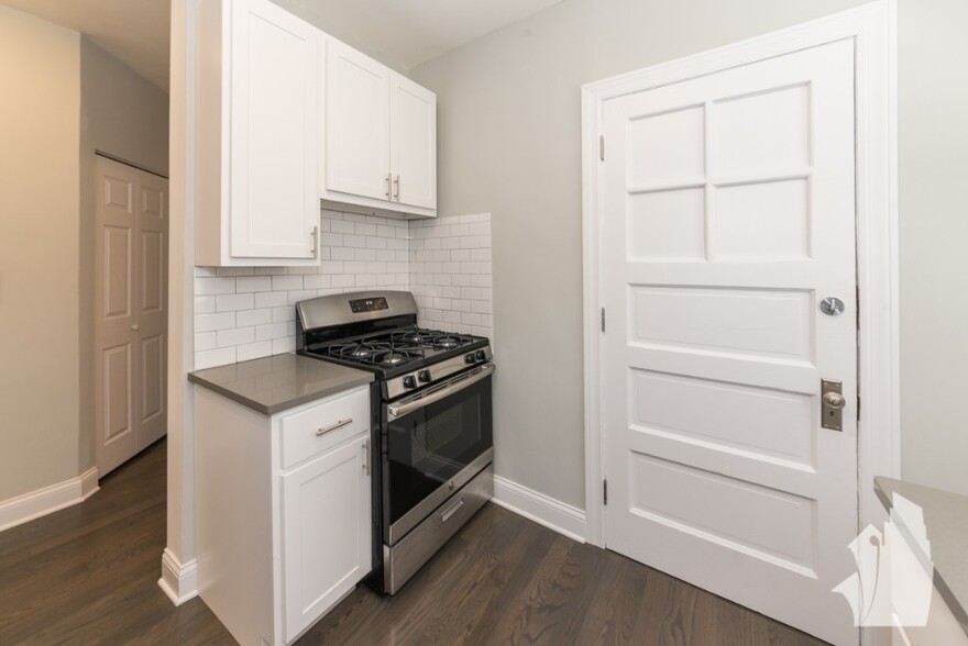 Building Photo - 5045 N Damen Ave