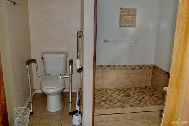 Building Photo - 1304 Breezy Dr