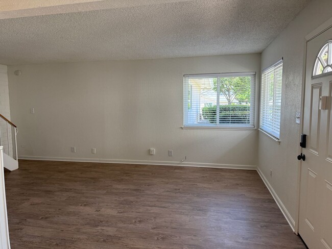 Building Photo - Beautifully Updated 2 Bed, 1 Bath Townhome-Style Condo in Auburn Greens!