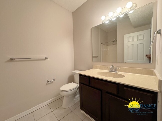 Building Photo - Spacious 2-Bedroom Condo in The Oaks, Nice...