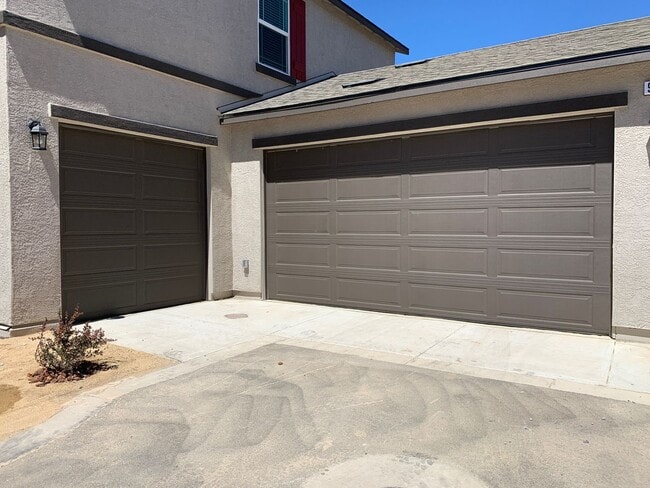 Building Photo - 4 bedroom Townhome