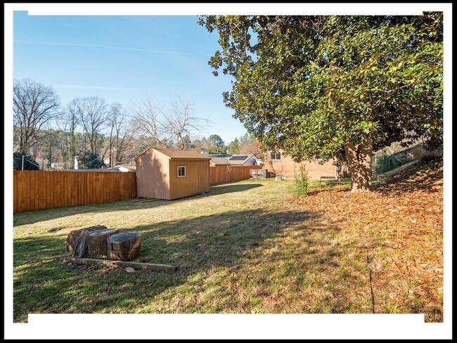 Building Photo - 112 E Lawson St