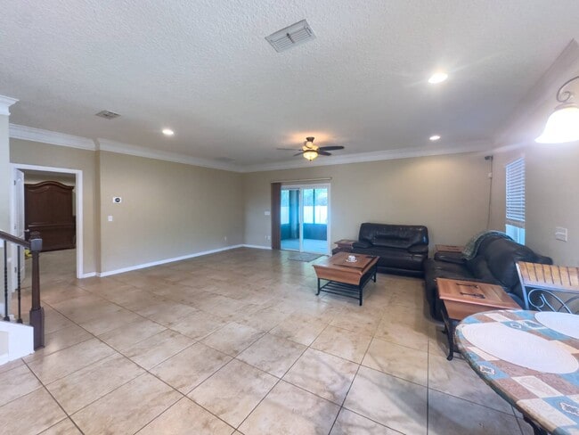 Building Photo - 15 Hunters Hollow Ct