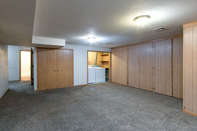 Building Photo - #6 Bedroom House with Awesome Yard Plus Ga...