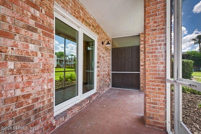 Building Photo - 22 Comares Ave