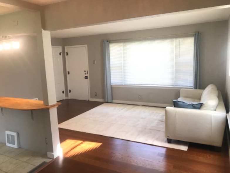 Building Photo - 825 Edgar Rd