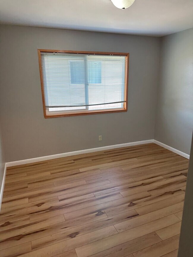 Building Photo - Townhome for Rent! Close to American River College!